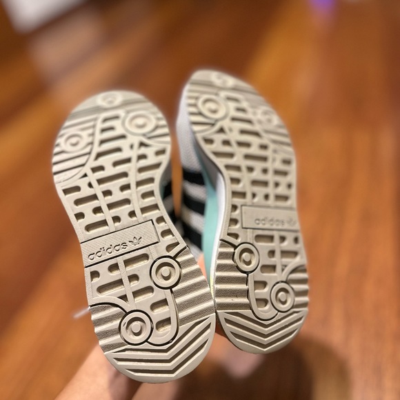 Adidas sports sneakers. - Picture 6 of 8